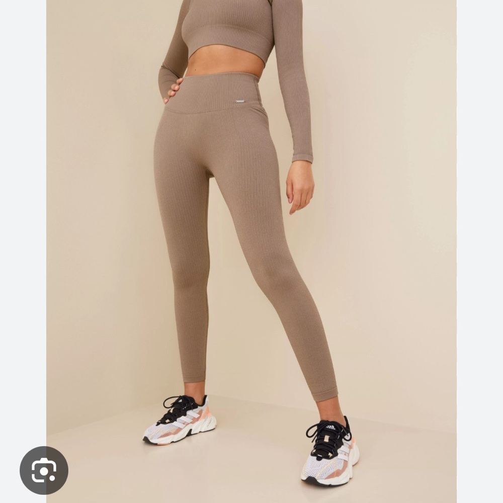 [SOLD] Seamless Ribbed Aim’n Tan Leggings